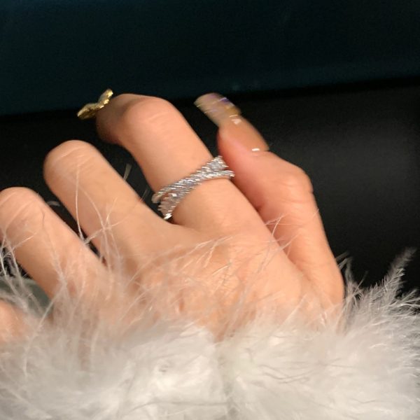 精緻時尚交叉鑲鑽戒指女小眾設計時尚輕奢高級感素圈指環：圖片 7