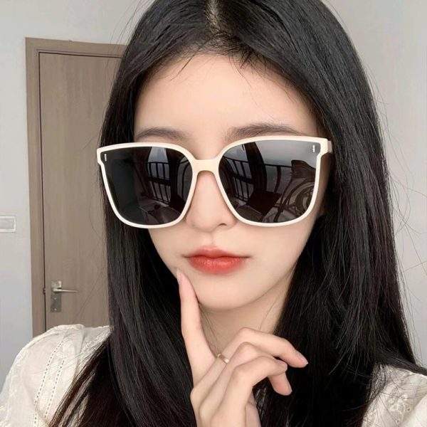 全新時尚韓版墨鏡女高級感百搭防曬太陽眼鏡網紅同款米釘太陽眼鏡：圖片 2
