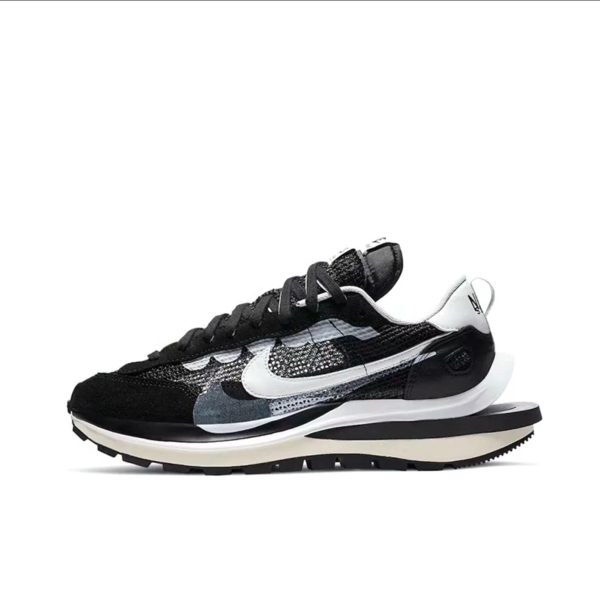 Sacai x Nike VaporWaffle black and white 合成革低筒運動休閒鞋男女同款黑白